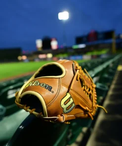 2023 Wilson A2000 PF89 11.5" Infield/Pitchers Baseball Glove: WBW100982115 -wp populaire magasin WBW100982115Lifestyle3