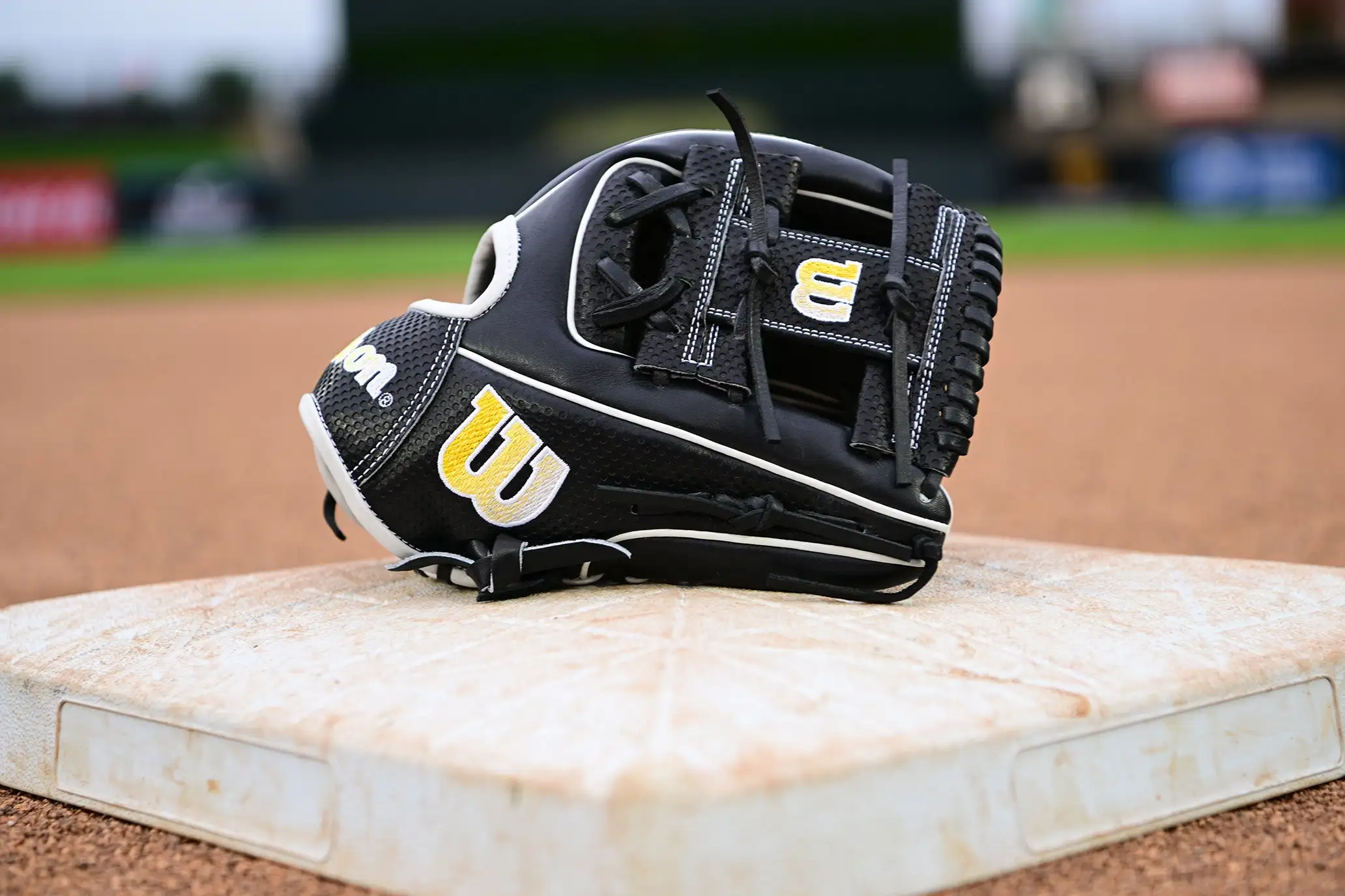 2023 Wilson A2000 1786 Spin Control 11.5" Infield Baseball Glove: WBW100985115 4 2023 Wilson A2000 1786 Spin Control 11.5" Infield Baseball Glove: WBW100985115 - Image 2